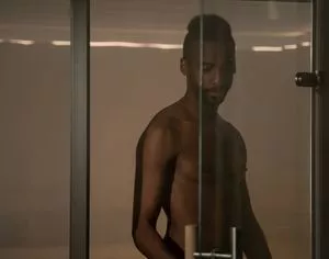 Mannelijk persoon komt uit sauna